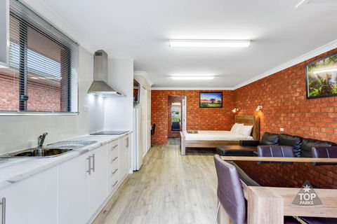 Fossicker Caravan Park - Timeshare Accommodation 0
