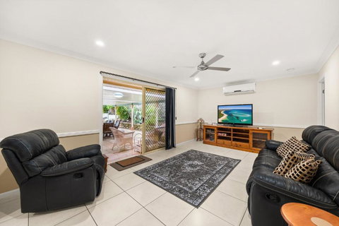 Family-Friendly 5-Bed Close To The Coast & Airport - Timeshare Accommodation 1