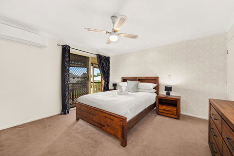 Family-Friendly 5-Bed Close To The Coast & Airport - Timeshare Accommodation 2