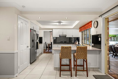 Family-Friendly 5-Bed Close To The Coast & Airport - Timeshare Accommodation 4