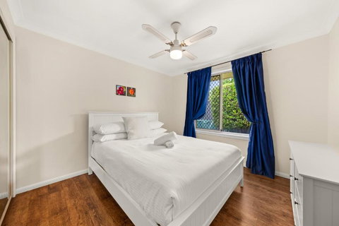 Family-Friendly 5-Bed Close To The Coast & Airport - Timeshare Accommodation 3