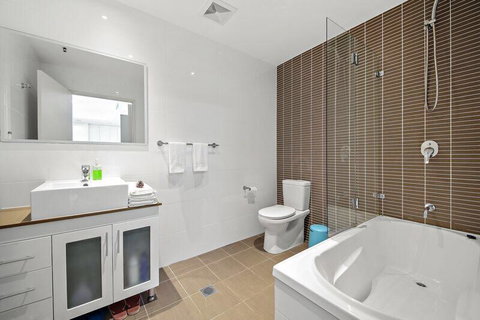 All Amenities Only Downstairs, 20 Mins To CBD - Timeshare Accommodation 2