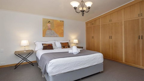Alpine House - Views Over Lake Jindabyne And The Snowy Mountains - Timeshare Accommodation 3