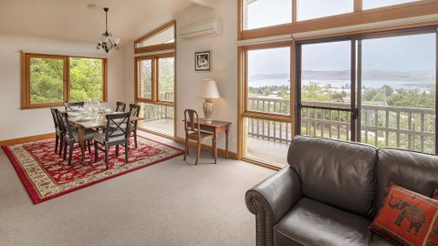 Alpine House - Views Over Lake Jindabyne And The Snowy Mountains - Timeshare Accommodation 1