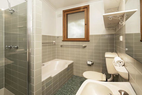 Alpine House - Views Over Lake Jindabyne And The Snowy Mountains - Timeshare Accommodation 2