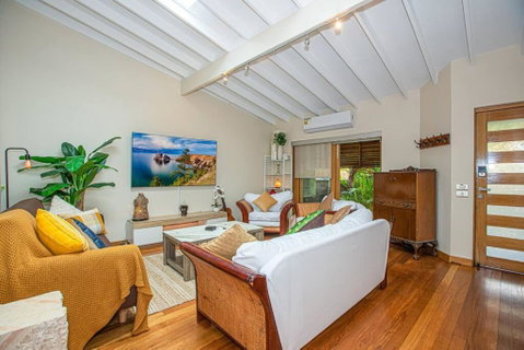 Luxury Retreat Home - 4bed House W/Parking - Mins From CBD - Timeshare Accommodation 2
