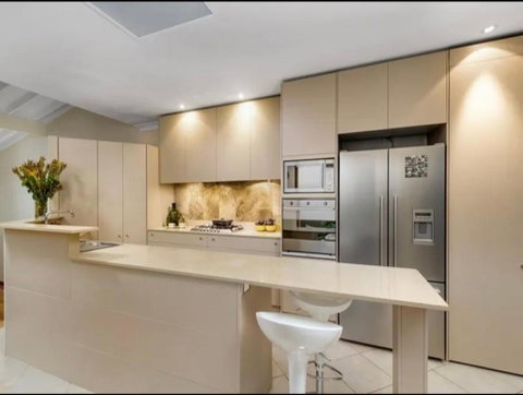 Luxury Retreat Home - 4bed House W/Parking - Mins From CBD - Timeshare Accommodation 1