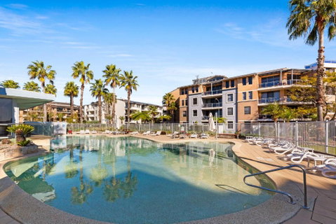 Modern 2-Bed With Pools, Gym, Tennis Court & Sauna - Timeshare Accommodation 0
