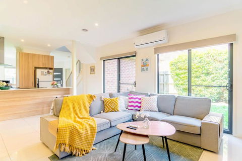 Modern Home In Central Oakleigh East - Timeshare Accommodation 0