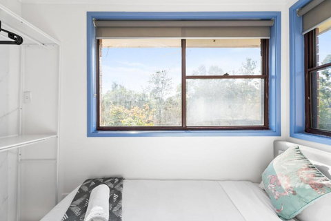 Modern Single Room - Nearby Stations & Eateries - Shared Bathroom - Timeshare Accommodation 1