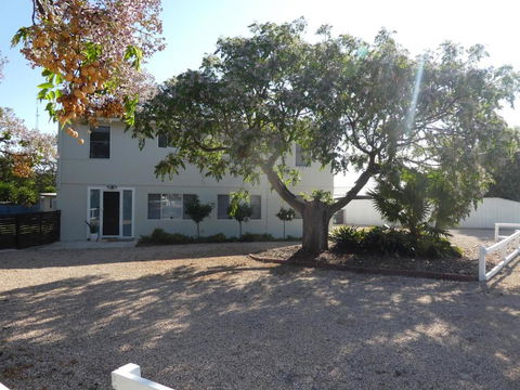 Moonta Bay Stylish Large Home 3 Min Walk From Beach And Jetty - Timeshare Accommodation 2