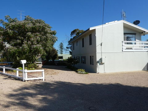 Moonta Bay Stylish Large Home 3 Min Walk From Beach And Jetty - Timeshare Accommodation 1