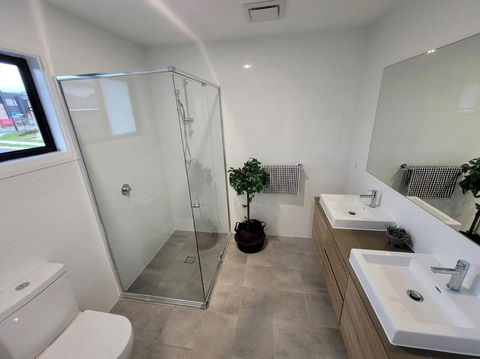 New 5 Bedroom House In Rousehill - Timeshare Accommodation 2