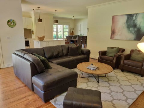 Noonan House, 5 Bedrooms. Hop & Skip To Town - Timeshare Accommodation 3