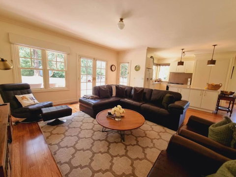 Noonan House, 5 Bedrooms. Hop & Skip To Town - Timeshare Accommodation 2