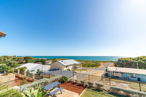Ocean View Retreat - Best View In Town - Timeshare Accommodation 3