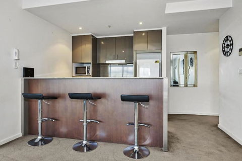 Portside Bliss Your Urban Escape In Melbourne - Timeshare Accommodation 3