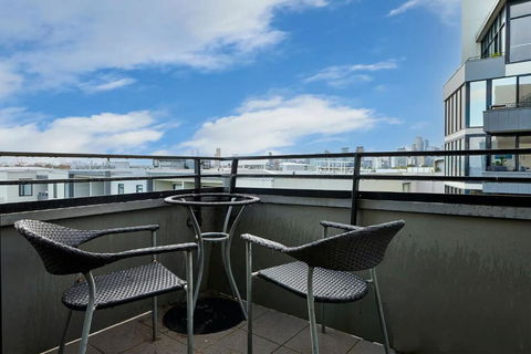 Portside Bliss Your Urban Escape In Melbourne - Timeshare Accommodation 1