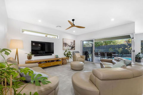 Pet Friendly Holiday Home With Pool On Alex - Timeshare Accommodation 2