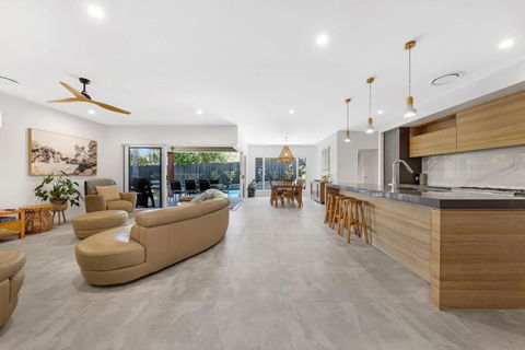 Pet Friendly Holiday Home With Pool On Alex - Timeshare Accommodation 0