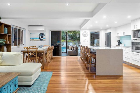 Pool Side Luxury Pet Friendly - Walk To The Beach - Timeshare Accommodation 2