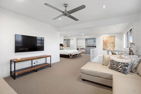 Pool Side Luxury Pet Friendly - Walk To The Beach - Timeshare Accommodation 3