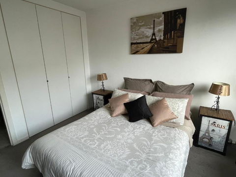 Radiance - Chic Fitzroy Street Apartment - Timeshare Accommodation 1