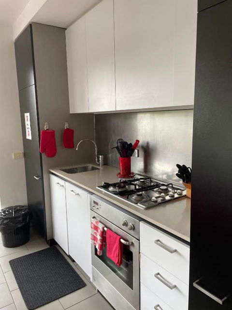 Radiance - Chic Fitzroy Street Apartment - Timeshare Accommodation 2