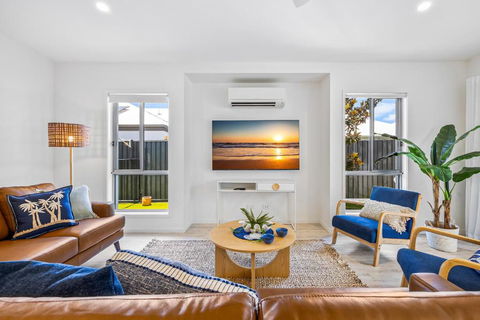 Premium 4-Bed Coastal Escape With BBQ And Pool - Timeshare Accommodation 2