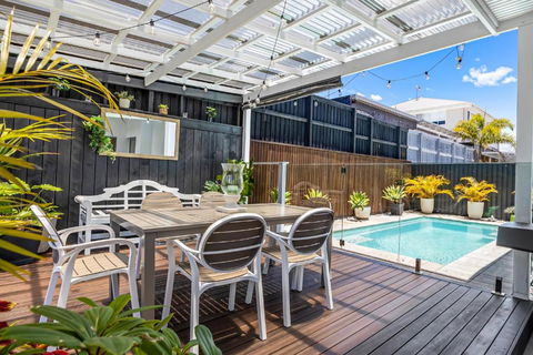 Premium 4-Bed Coastal Escape With BBQ And Pool - Timeshare Accommodation 0