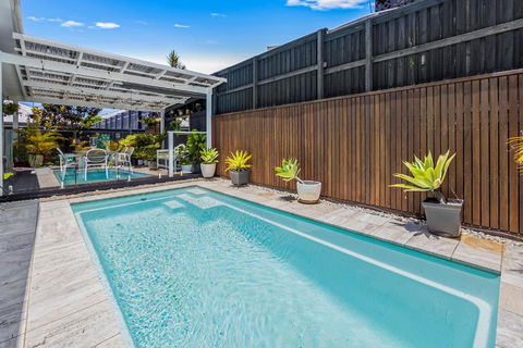 Premium 4-Bed Coastal Escape With BBQ And Pool - Timeshare Accommodation 1