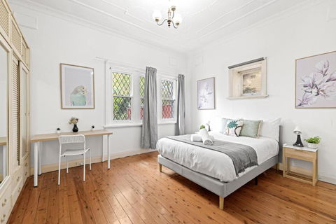 Quaint Double Room - Seconds To Shops & Eateries - Shared Bathroom - Timeshare Accommodation 1