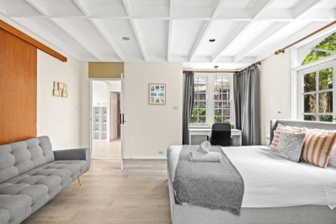 Quaint Queen Room - Convenient Location In Lindfield - Shared Bathroom - Timeshare Accommodation 1