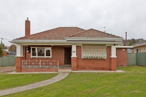 Red Brick Beauty - Central Cottage - Timeshare Accommodation 0