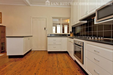 Red Brick Beauty - Central Cottage - Timeshare Accommodation 1