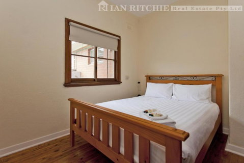 Red Brick Beauty - Central Cottage - Timeshare Accommodation 2