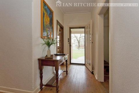 Red Brick Beauty - Central Cottage - Timeshare Accommodation 3