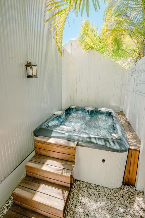 Private Outdoor Spa, Fire Pit, Cinema Room - THE COTTAGE COOLUM BEACH - Timeshare Accommodation 0