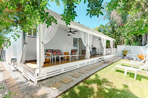 Private Outdoor Spa, Fire Pit, Cinema Room - THE COTTAGE COOLUM BEACH - Timeshare Accommodation 2