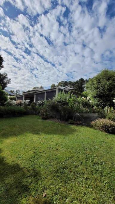Quiet Family Retreat Getaway - Wildlife Park, Sovereign Hill, Kryall Castle And City At Your Door - Modern House, 8 Guests, 4 Bedrooms, 5 Beds - Timeshare Accommodation 0