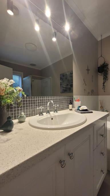 Quiet Family Retreat Getaway - Wildlife Park, Sovereign Hill, Kryall Castle And City At Your Door - Modern House, 8 Guests, 4 Bedrooms, 5 Beds - Timeshare Accommodation 2