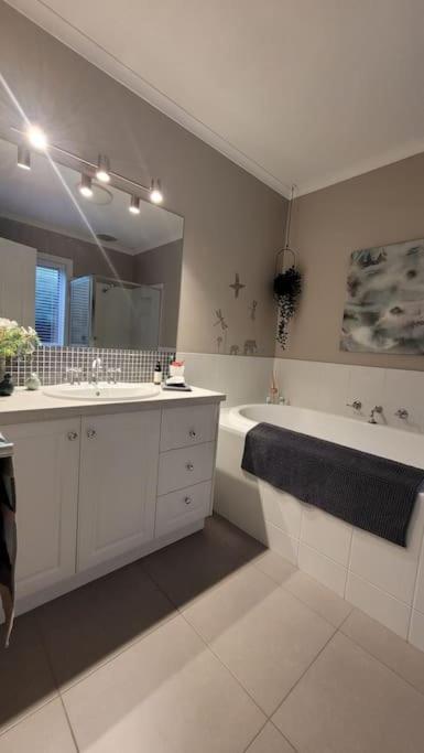 Quiet Family Retreat Getaway - Wildlife Park, Sovereign Hill, Kryall Castle And City At Your Door - Modern House, 8 Guests, 4 Bedrooms, 5 Beds - Timeshare Accommodation 3
