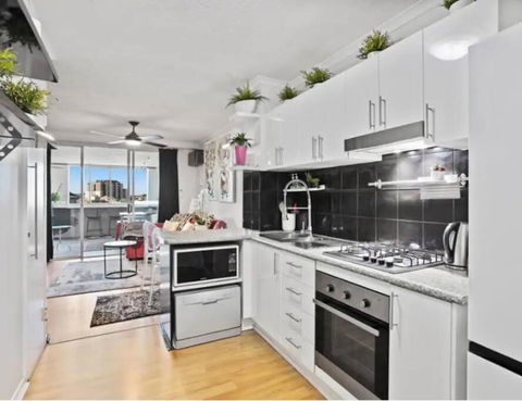Retro Chic Vibes, Tropical Pool & Prime Location - Timeshare Accommodation 3