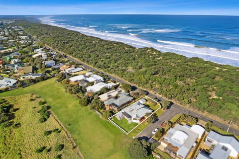 SALTWATER HOUSE - Opposite The Beach And Views Over The Lake! - Timeshare Accommodation 0