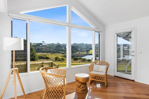 SALTWATER HOUSE - Opposite The Beach And Views Over The Lake! - Timeshare Accommodation 2