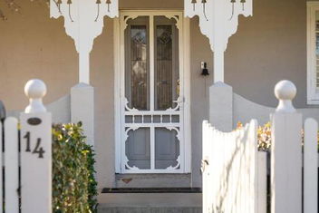 Sampson Cottage - Historic Charm with Timeshare Accommodation