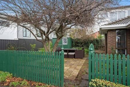 Sandy Bay Cozy Cottage Close To CBD - Timeshare Accommodation 3