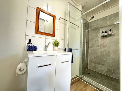 Shops Across St! Cute Studio In Salisbury - Timeshare Accommodation 1