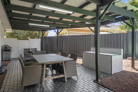 Spacious 3-Bed House With Outdoor Dining & BBQ - Timeshare Accommodation 3