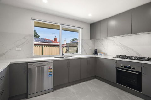Spacious 3-Bed House With Outdoor Dining & BBQ - Timeshare Accommodation 2